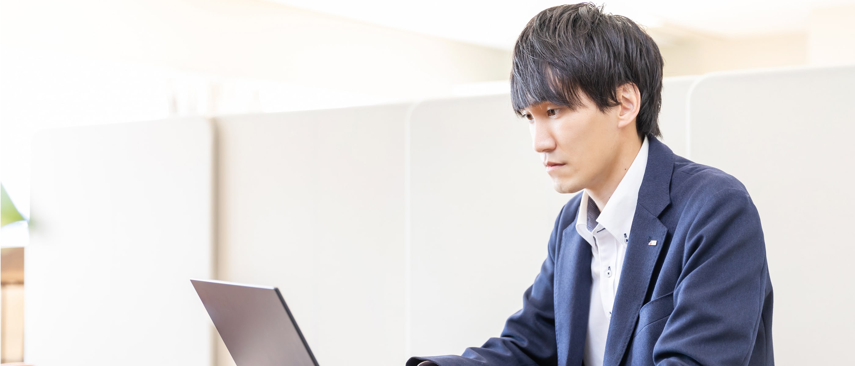 パソコンに向かっている姿